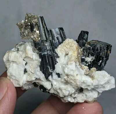 Черный турмалин в породе