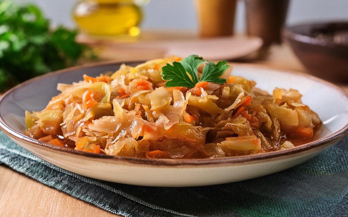 Тушеная капуста удивит приятным ароматом: добавьте 2 простых ингредиента при тушении / Фото: Pogovorim.by