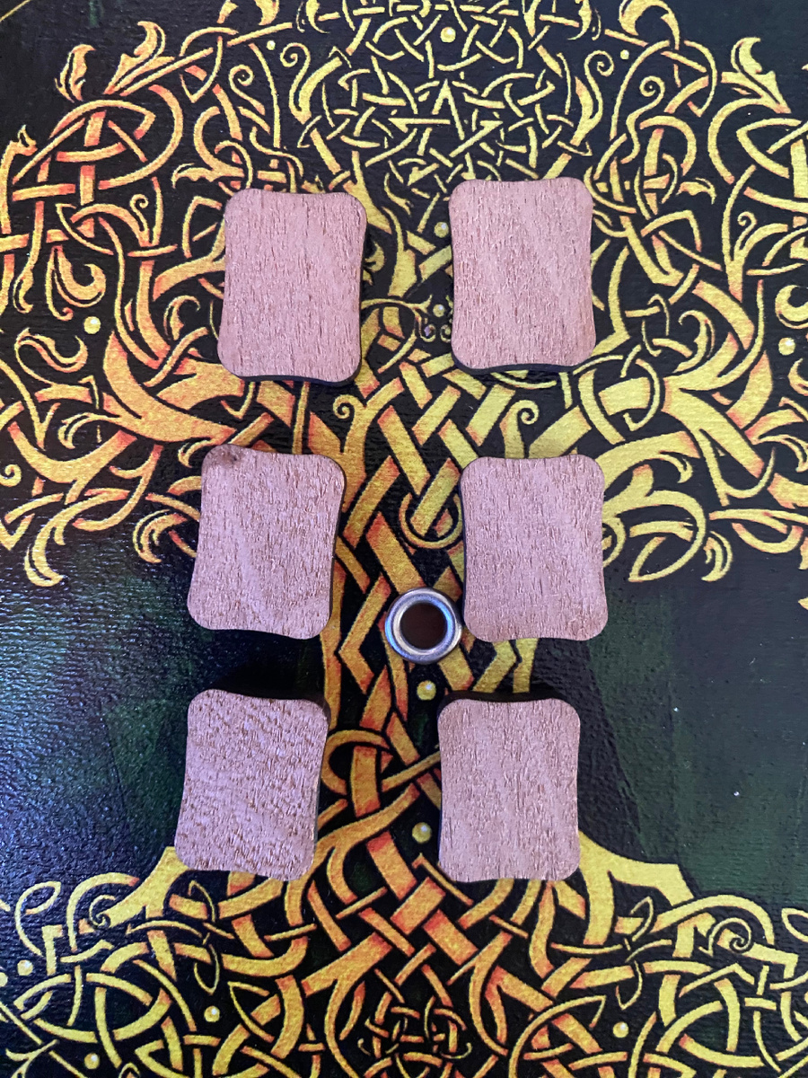 Фото 1 . Выберите один из вариантов : всего 3 горизонтальных ряда , в каждом ряду по 2 руны. Фото канала Таро Портал. 