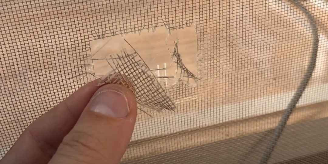 Починил дыру в москитной сетке за копейки. Теперь это для меня не проблема