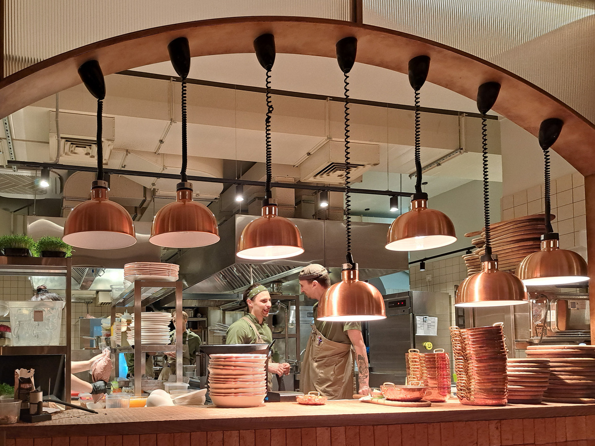 Оставив официанту чаевые, вы можете его оскорбить.  Фото: ФедералПресс / Вера Романескул