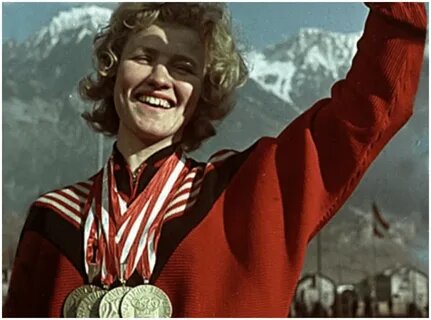 На пъедестале.