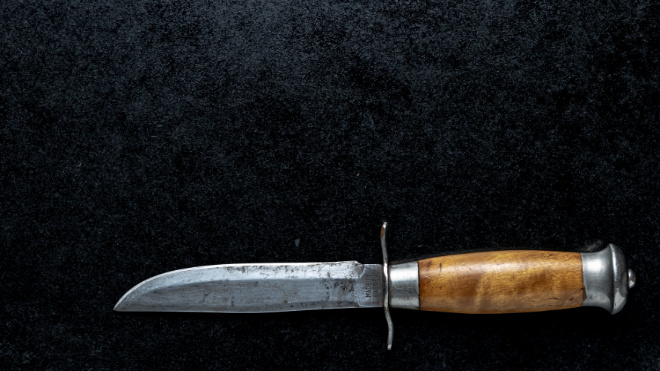 Фото: freepik.com/free-photo/closeup-shot-small-sharp-knife-with-brown-handle-black-background_9851851