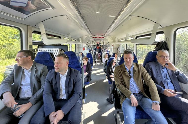 Первые пассажиры контактно-аккумуляторного поезда производства Končar. Источник: Končar