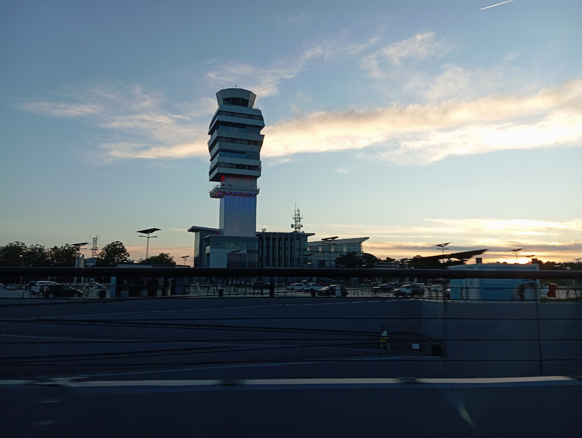 Диспетчерская вышка аэропорта