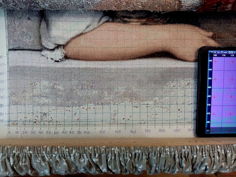 Вот сколько осталось вышить на портрете девушки "Красный веер" по схеме от Аладдин.