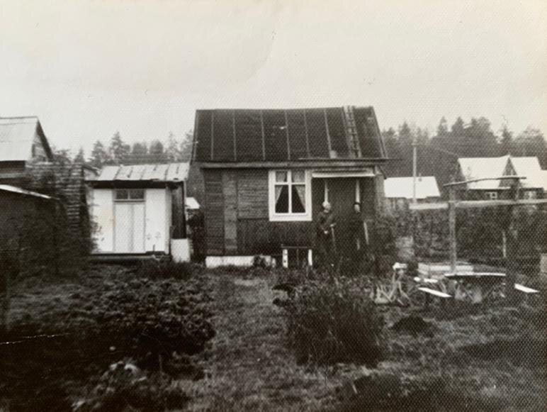 Осталось только вот это черно-белое фото. Печную трубу не видно, она выведена в задней стене. Юбочка (светлая на фото) у дома, стены туалета (слева) - из цветного пластика.