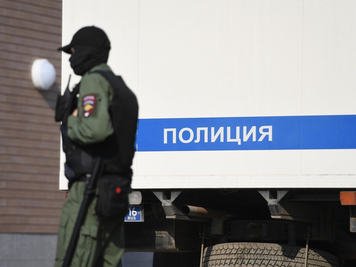    Сотрудник полиции в Казани© РИА Новости / Максим Богодвид