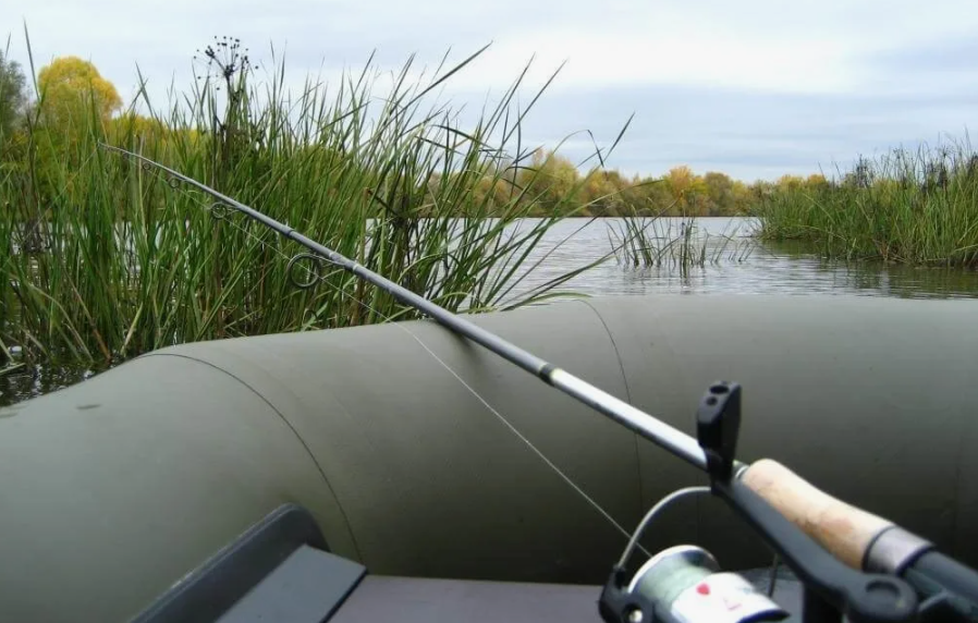 Рыбалка с лодки. Источник фото 60.mchs.gov.ru