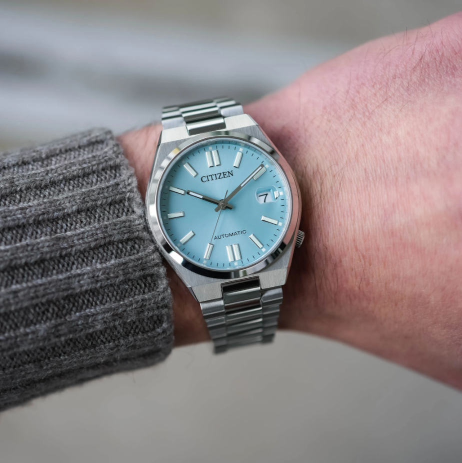 Краткие сведения - 37 мм x 11,5 мм - корпус из нержавеющей стали, матовый и полированный - сапфировое стекло с увеличительным стеклом - прозрачная задняя крышка - утопленная заводная головка - 50 м - водонепроницаемость - циферблат льдисто-голубой, пастельно-розовый или темно-зеленый - накладные маркеры и стрелки с люминесцентным покрытием - окошко даты в положении 3′ - калибр 8210, автоматический калибр собственного производства - 21 600 в час - запас хода 42 ч - часы, минуты, секунды (взлом), дата - интегрированный многозвенный браслет с раскладывающейся застежкой - 299 евро