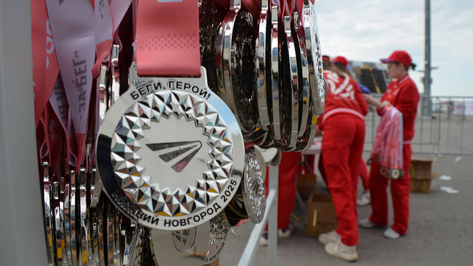 Медаль забега "Беги, герой!" в Нижнем Новгороде.📷Фото: Андрей Репин / Коммерсантъ
