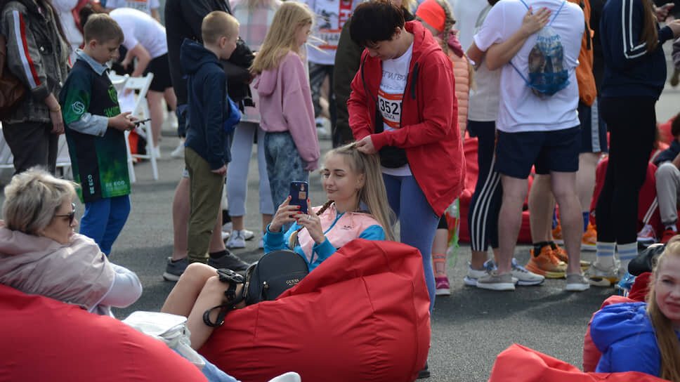 Девушке делают прическу перед забегом "Беги, герой!".📷Фото: Андрей Репин / Коммерсантъ