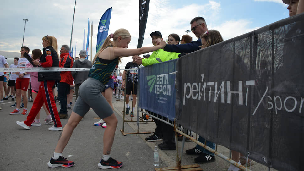 Спортсменка разминается перед стартом.📷Фото: Андрей Репин / Коммерсантъ