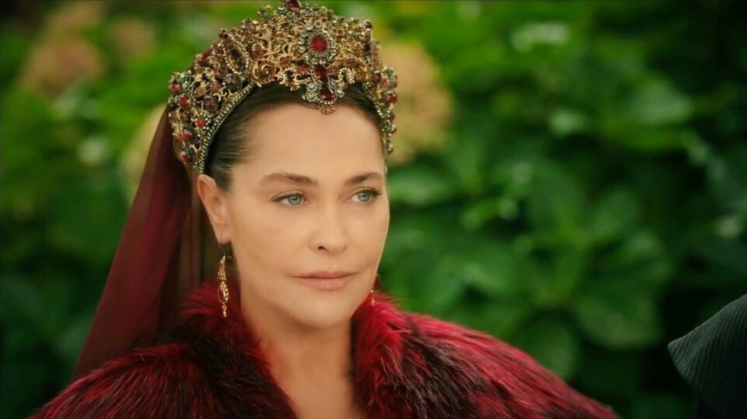 Сафие-султан обращается к Халиме-султан. 