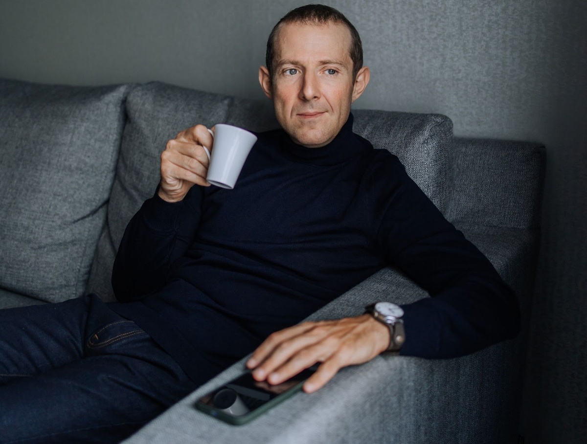 Если во время переговоров, вы захотели пить, не делайте это робко: возьмите стакан, откиньтесь на спинку стула и продолжите разговор.