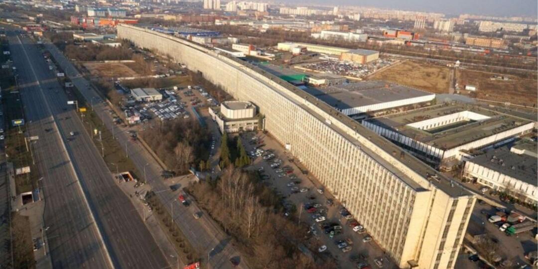 Не ввысь, а вдаль: 10 фактов об «упавшем небоскрёбе» — самом длинном здании Москвы