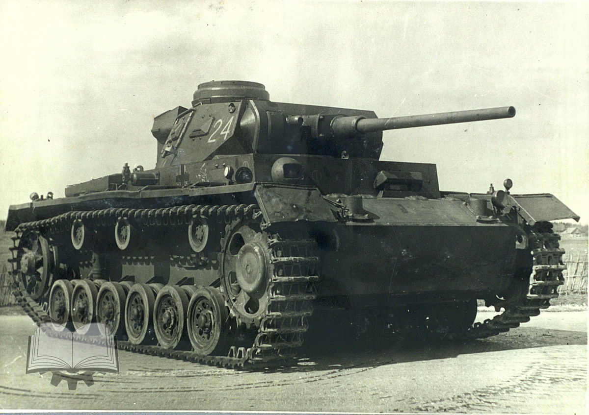 А это его снимок 1943 года. Какой тут цвет, понять сложно.