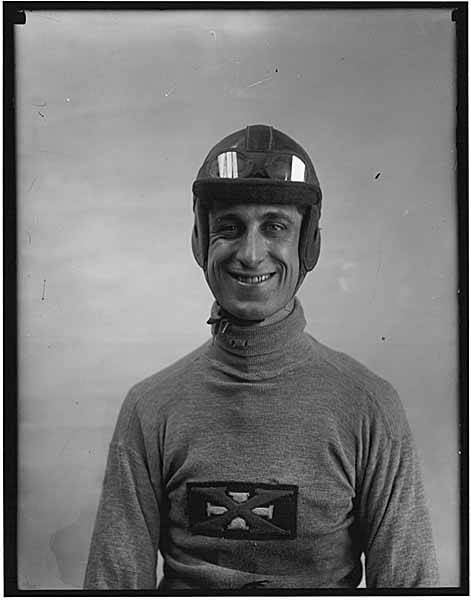 Кен Майлз, британский автоспортсмен и гоночный инженер, в шлеме, 1914 год