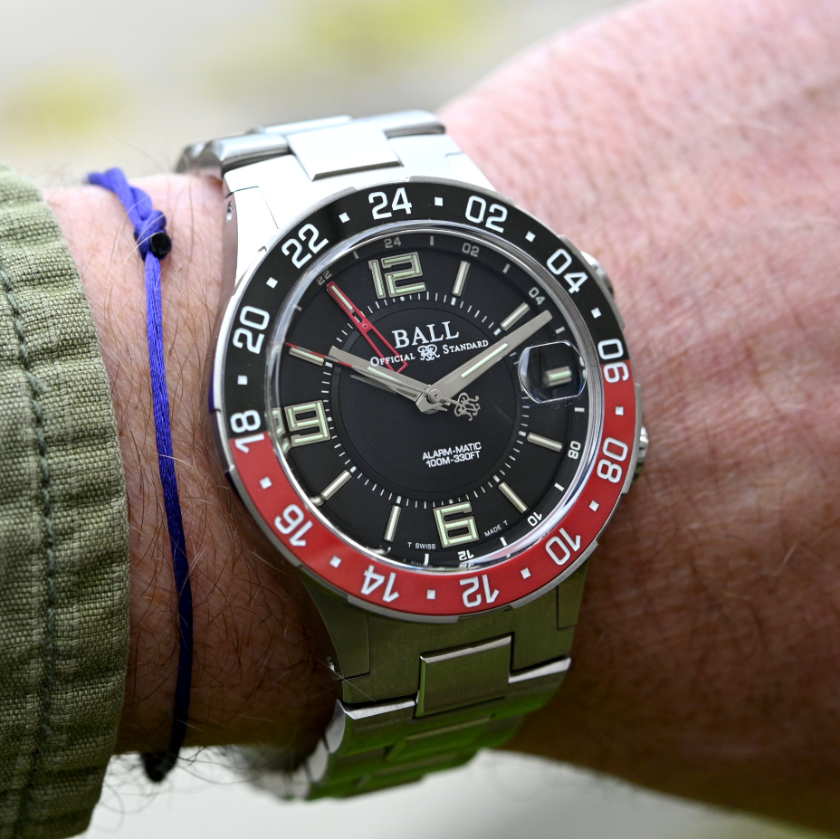 Краткие факты - 41 мм x 15,2 мм - корпус из нержавеющей стали 904L, матовый и полированный - двунаправленный двухцветный ободок 24h - сапфировое стекло спереди и сзади - водонепроницаемость 100 м - ударопрочность 5 000 g - многоуровневый черный циферблат - маркеры и стрелки с тритиевыми микрогазовыми трубками - GMT и механический будильник - калибр BALL RM7379, автоматический - 28 800 в час - запас хода 80 ч - стальной трехзвенный браслет с раскладывающейся застежкой - ограниченное количество 333 экземпляров - 6 299 USD