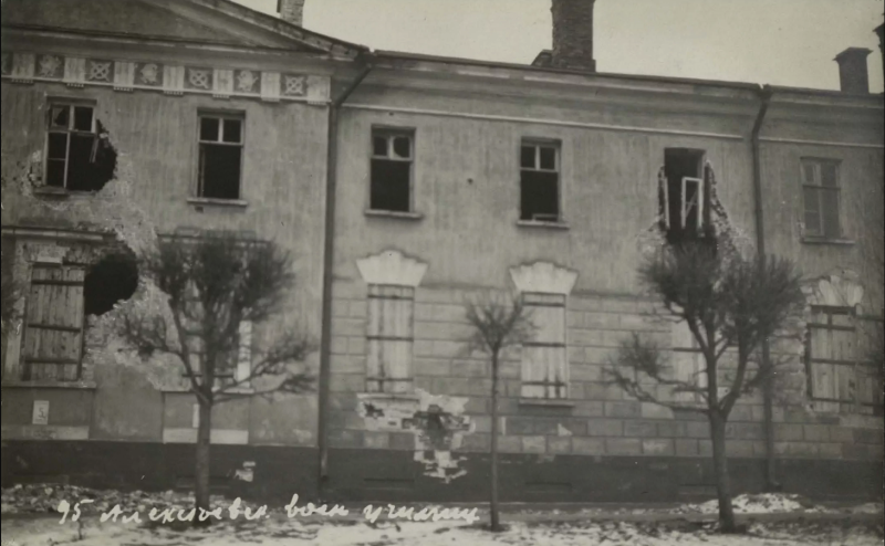 Здание Алексеевского военного училища, поврежденное снарядами во время революционных боев 1917 г. в Москве. Юнкера-алексеевцы тогда выступили на стороне сил контрреволюции.