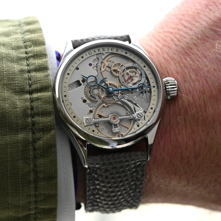 Краткие факты - 42 мм x 11 мм - корпус из нержавеющей стали или золота 904L, матовый и полированный - сапфировое стекло спереди и сзади - заводная головка в форме луковицы - водонепроницаемость 100 м - ажурный циферблат - серебряное кольцо с немецкими главами - стрелки из вороненой стали - прыгающий секундный механизм - индикатор запаса хода - открытый баланс Trinity - калибр DB-G07, собственное производство - ручной завод - 18 000 в час - опции на заказ - кожаный ремешок ручной работы с застежкой - GBP 40 000 без НДС. НДС (сталь) или GBP 47,000 без НДС. НДС (золото)