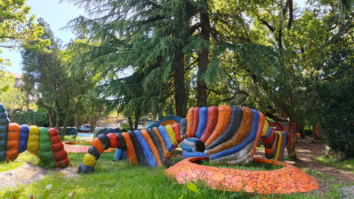 Мозаичный лабиринт в Приморском парке в Старой Гагре. Май 2025. Фото автора.