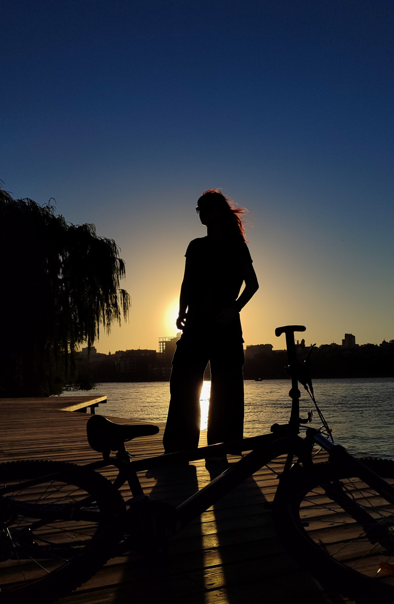Автор и «Ласточка» на фоне заката. Фото из прошлого летнего велосезона. 