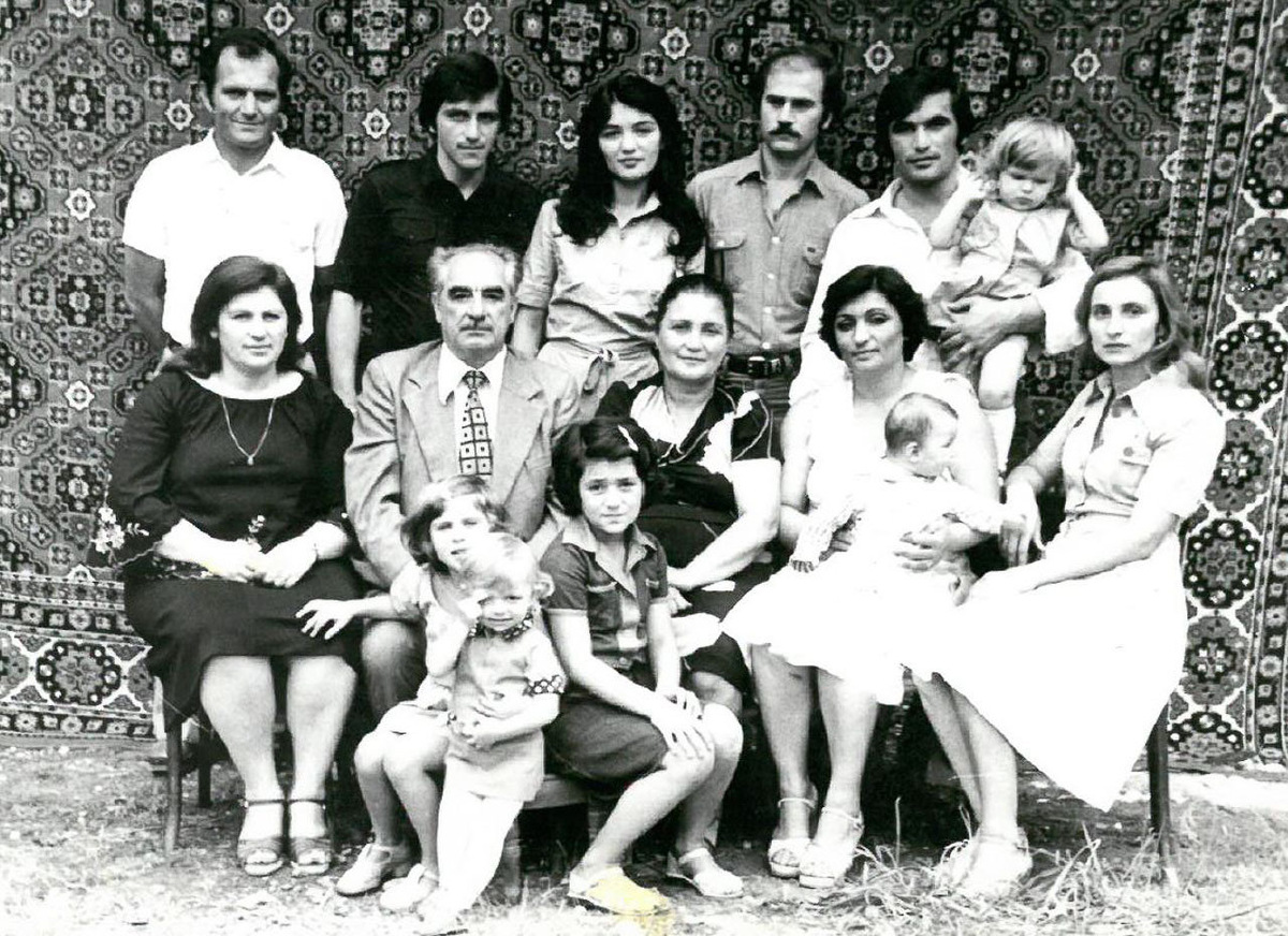 Большая и дружная семья Алексея Чичба. Стоят слева направо: старший зять Юрий Гагулия, младший сын Азамат, дочь Эсма, младший зять Валерий Багателия, старший сын Игорь. Сидят слева направо: дочь Нелли, Алексей Чичба, его супруга Фрося Куруа, страшая дочь Эмма и невестка актриса Тома Авидзба.