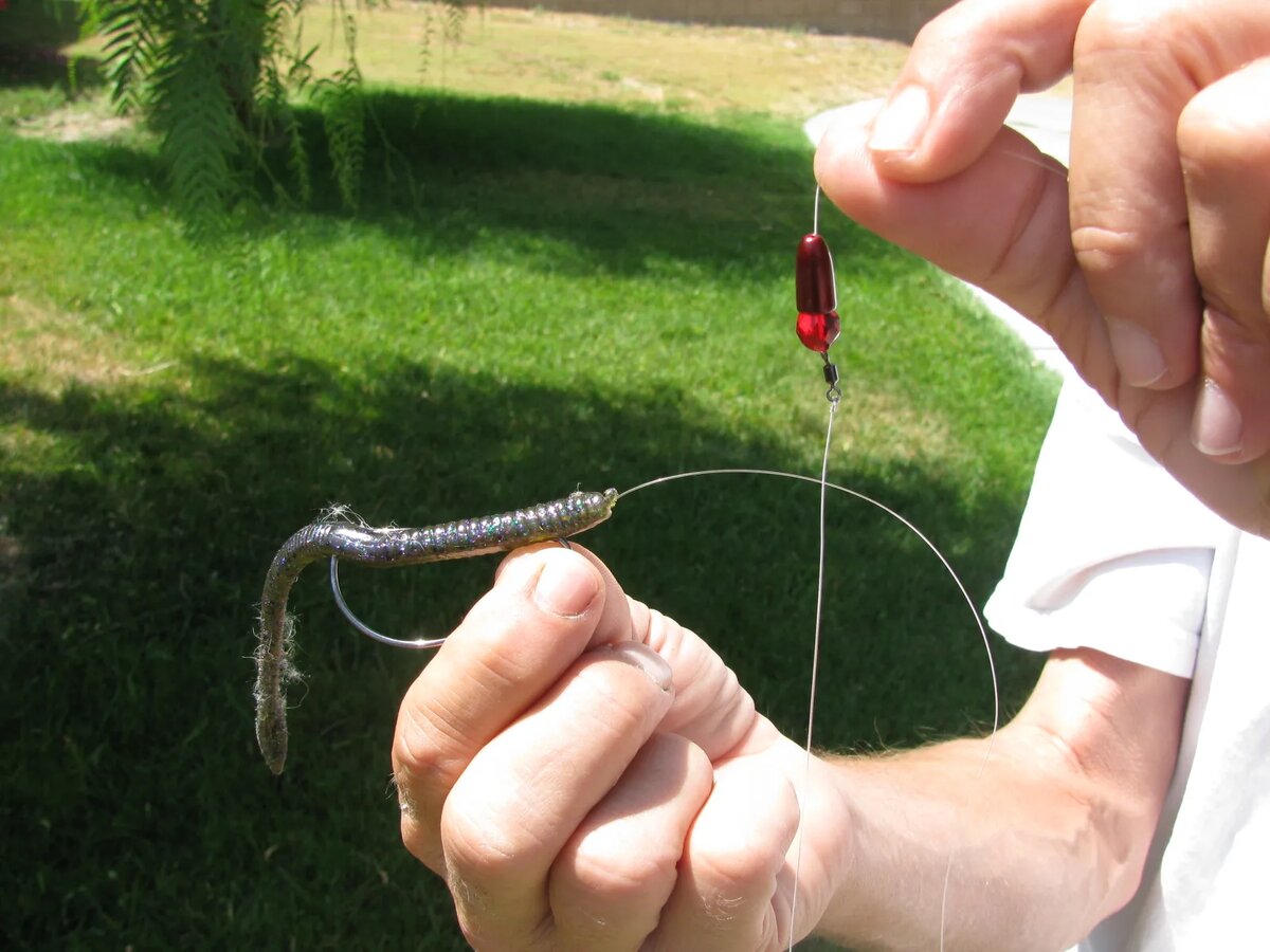 Каролинская оснастка решила эти вопросы: скользящий груз меньше застревает в препятствиях, а поводок позволяет приманке двигаться более живо и естественно.