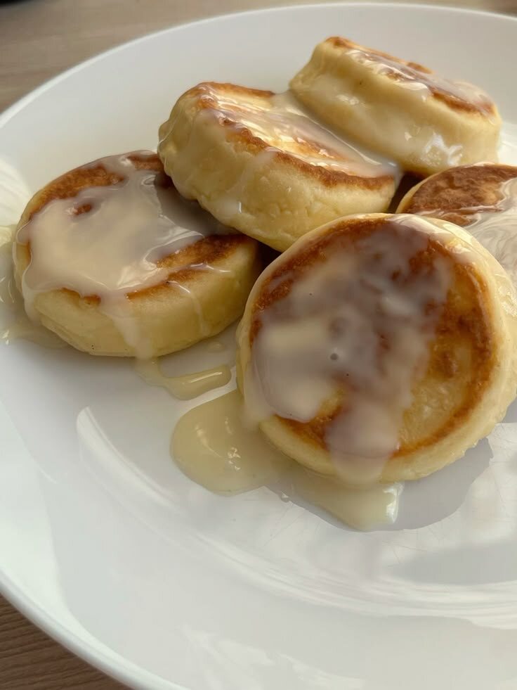 Звучит странно, но работает! Эти сырники готовятся без творога, но получаются такими же нежными, румяными и вкусными, как классические. Идеальный рецепт, если творога нет под рукой, но хочется чего-то домашнего к чаю.