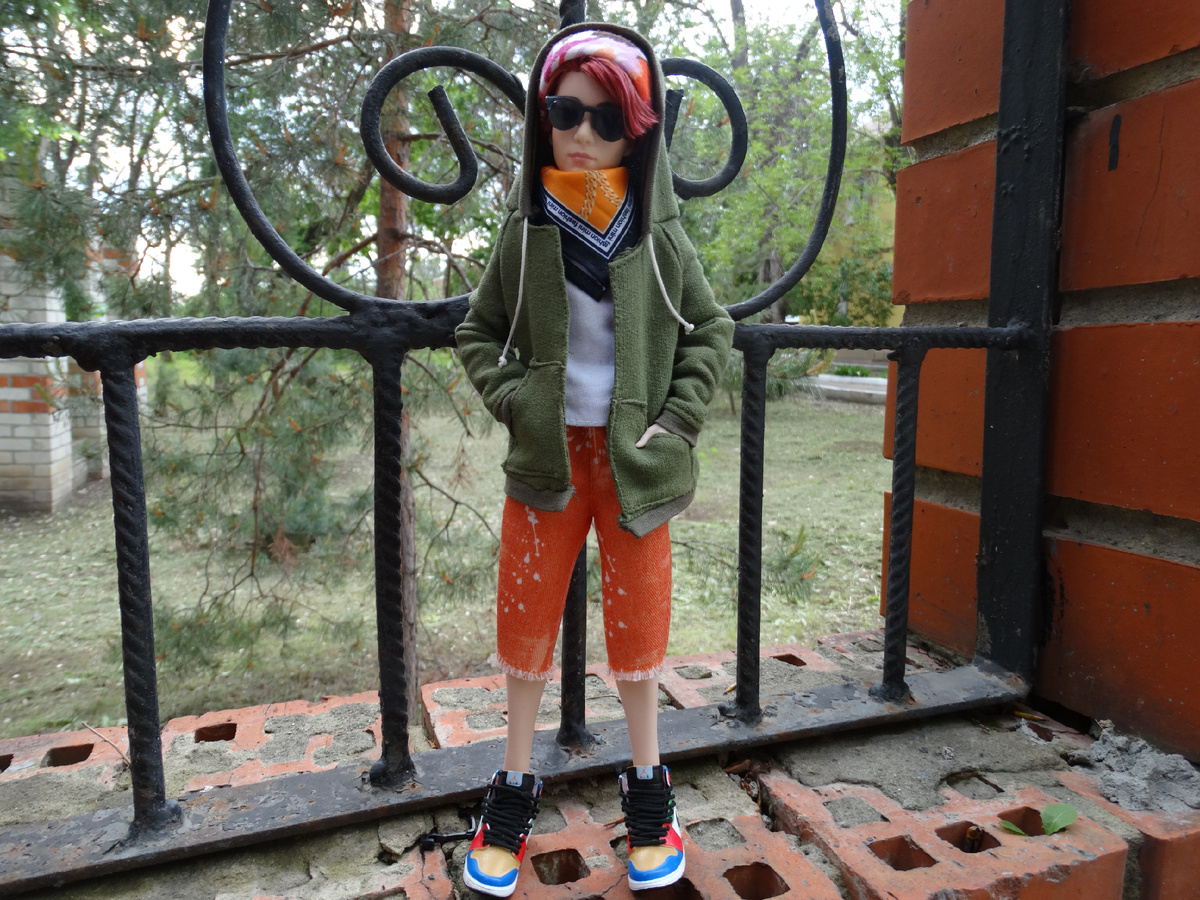 Подруга нашила кукольных шапок, примерила до кучи подходящую по цвету. По-моему, очень даже вписалась в образ. Фото моё.