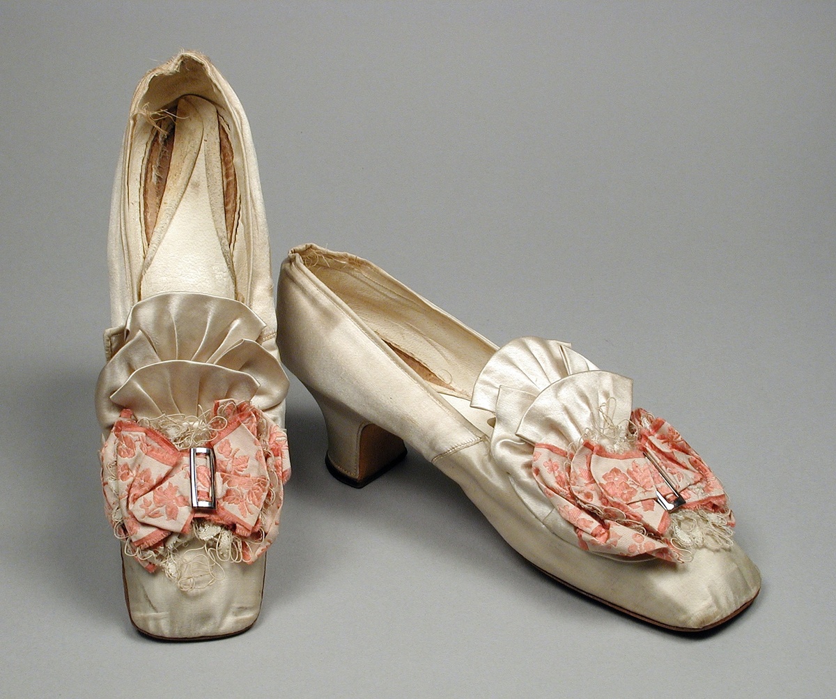    Туфли из атласа на каблукеWikimedia