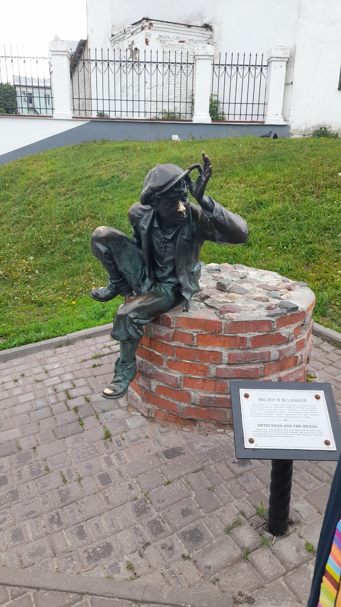 Кажется, что он сейчас начнет говорить, правда? Очень живая поза.