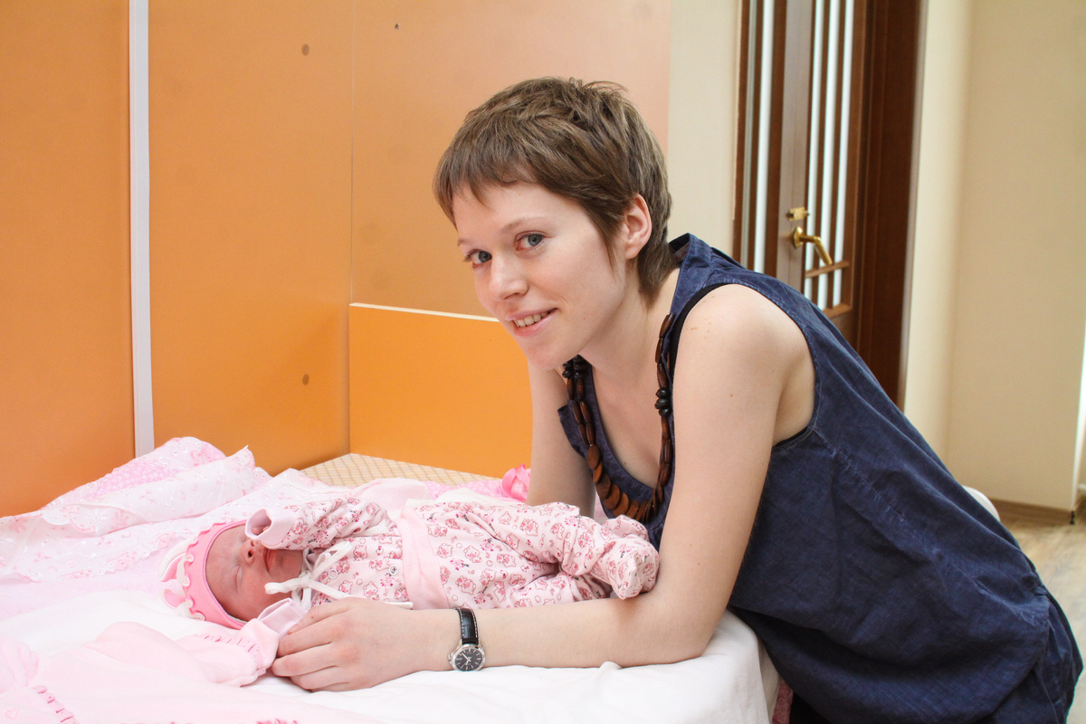 Я с дочкой на выписке из роддома с любимой короткой стрижкой