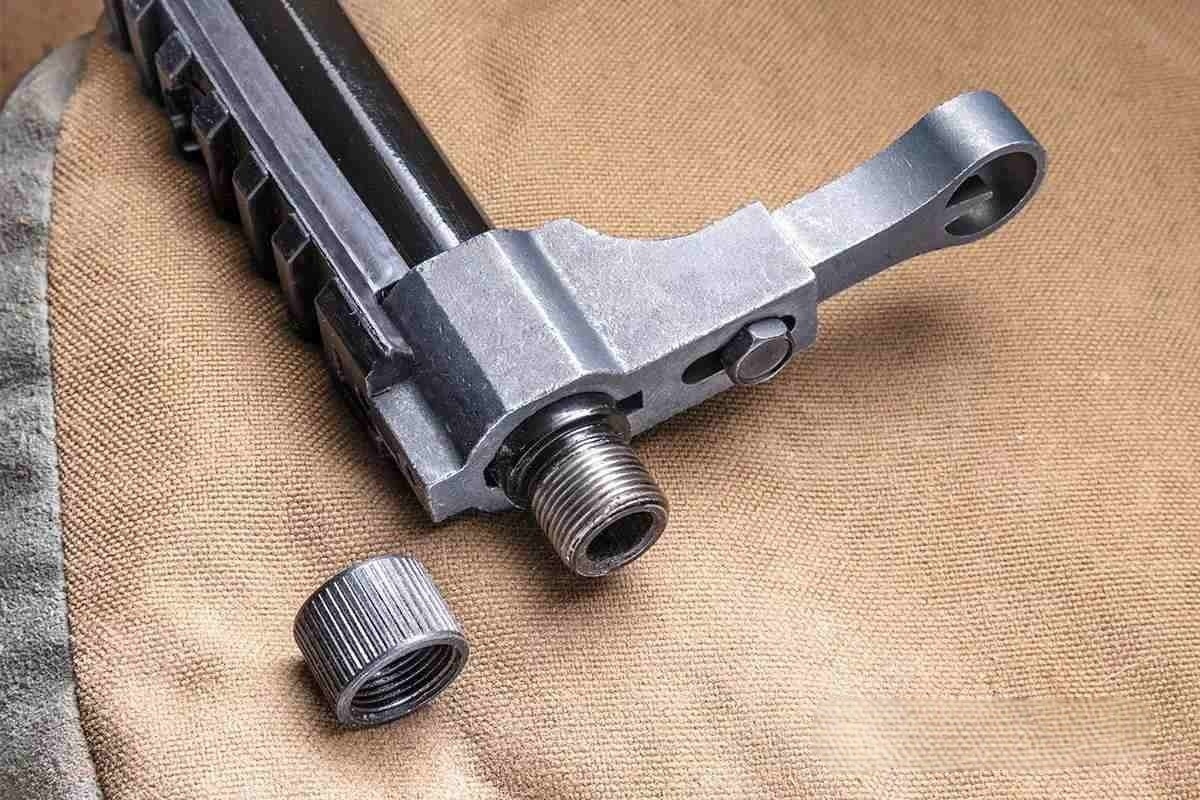 Ствол с резьбовым соединением подготовлен для монтажа глушителя или дульного устройства.