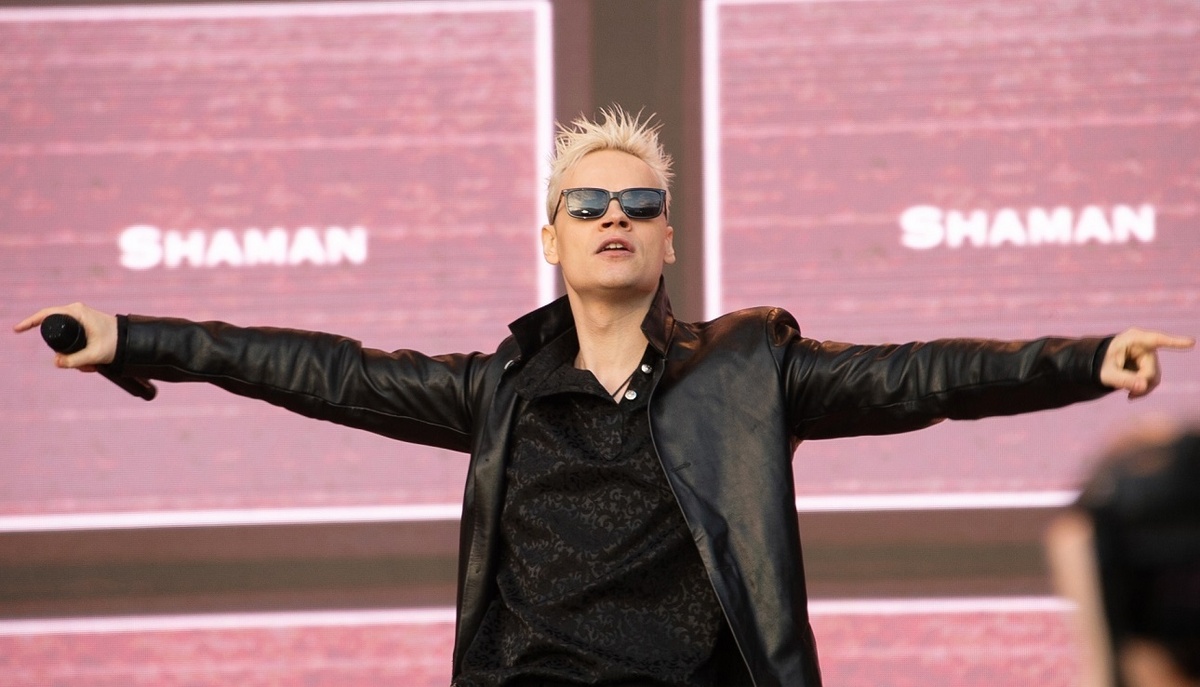 Заслуженный артист России Ярослав Дронов (SHAMAN) на сцене