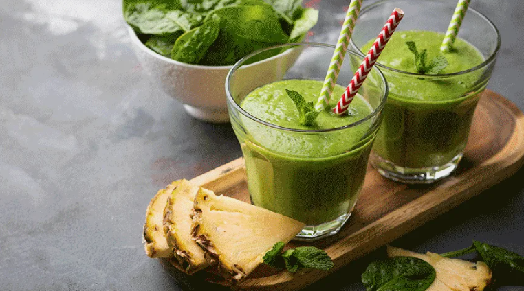 Смузи из шпината и ананаса. Источник фото edostavka.by