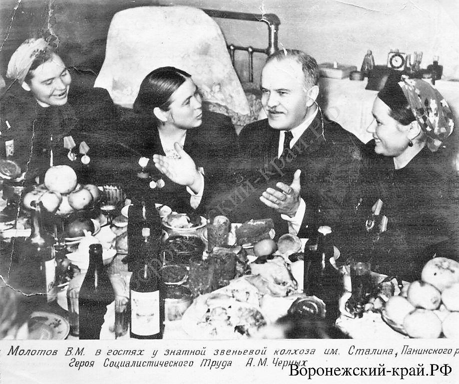 На первом фото Молотов в гостях у колхозниц, на втором красным цветом выделен лонжерон в конструкции крыла самолета. Изображения из открытых источников.