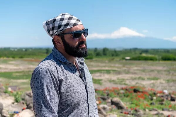 Соруководитель экспедиции Левон Мкртчян на месте раскопок ритуально-погребального комплекса и Колонного зала в Армавирской области
© Sputnik / Aram Nersesyan