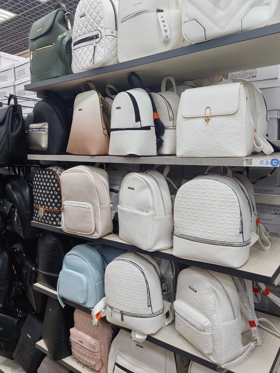 Огромный выбор белых рюкзаков. Есть пудровые, нежно-голубые и даже необычной градиентной окраски - переход от белого к бежевому (см. на второй верхней полке слева).  