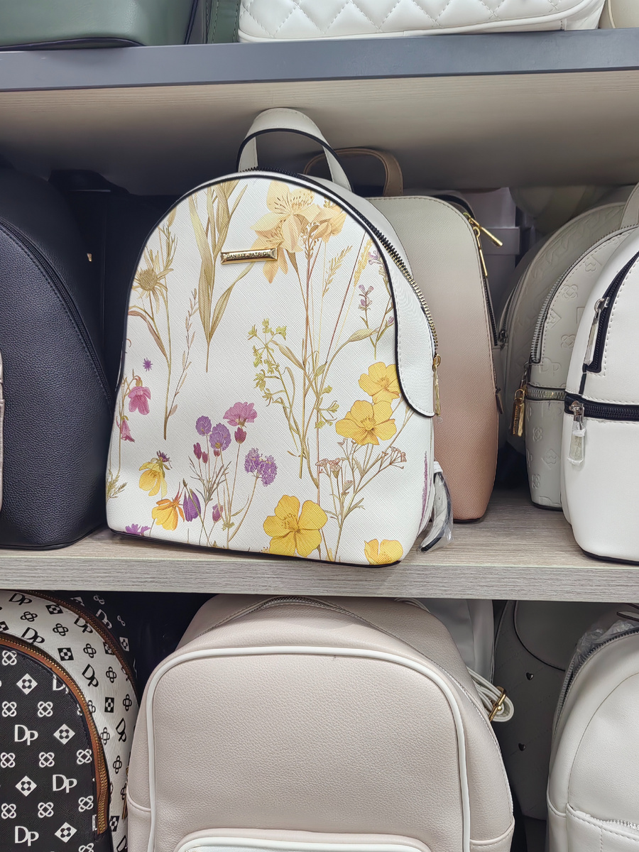 Небольшой рюкзачок с цветами: нежно, женственно, по-летнему. С однотонными вещами в жёлтом цвете, хаки, сиреневом, натуральном льняном будет смотреться очень классно! 