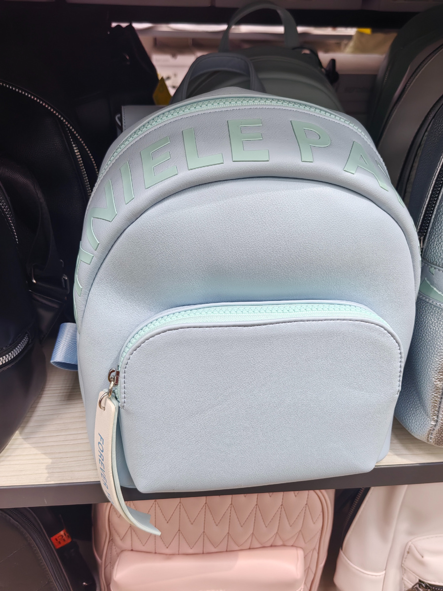 Не очень люблю аксессуары с буквами, но этот рюкзак понравился. 