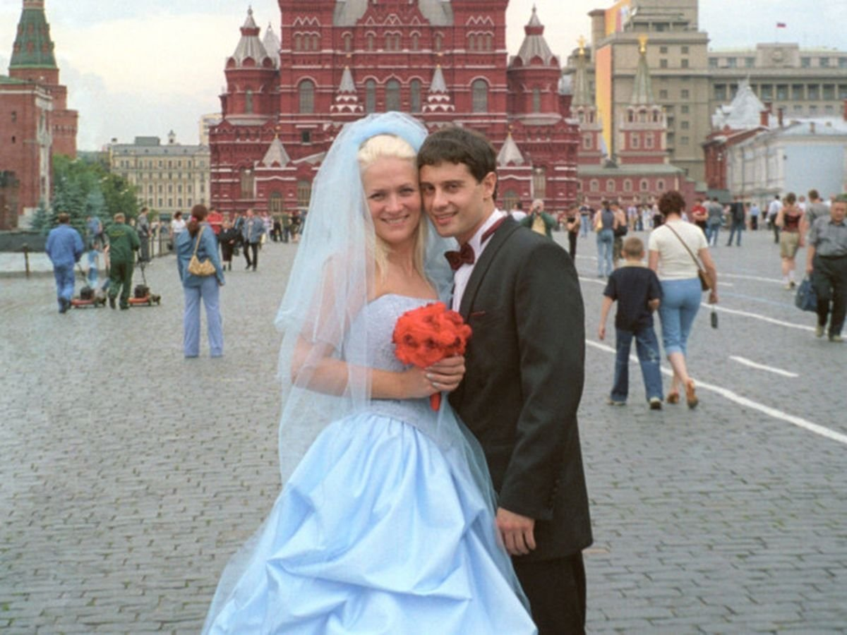 Официально Макарский и Морозова зарегистрировали брак в 2002 году. Обвенчались чуть раньше, в 2000 году. 