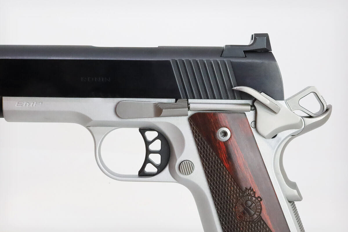 Пистолеты Ronin EMP отличаются классической системой управления, аналогичной модели 1911 года. Их конструктивные особенности включают двухцветный затвор с цветовой гаммой «обожженная соль» и рамку из матового алюминия.