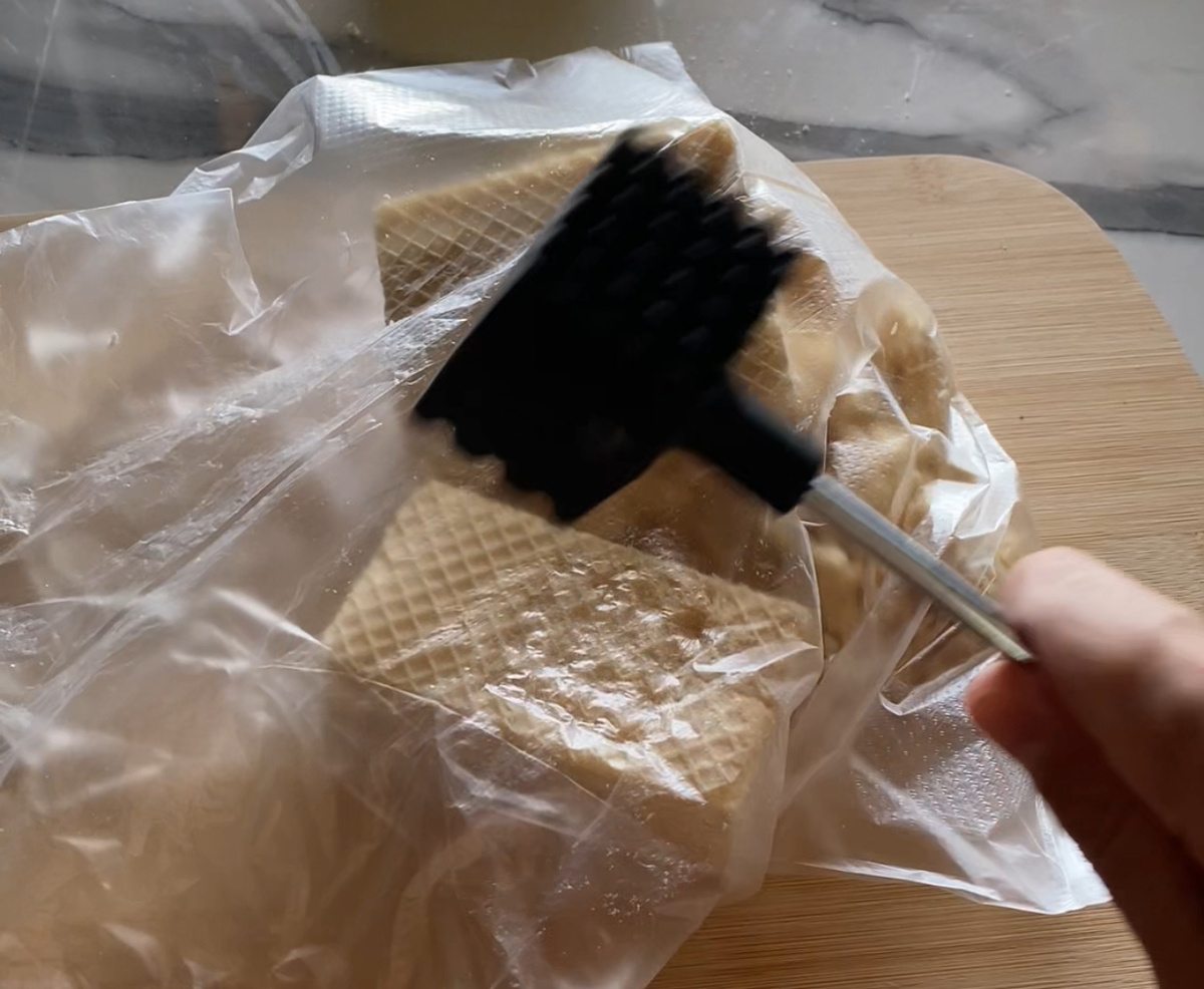 Измельчить вафли в крошку.