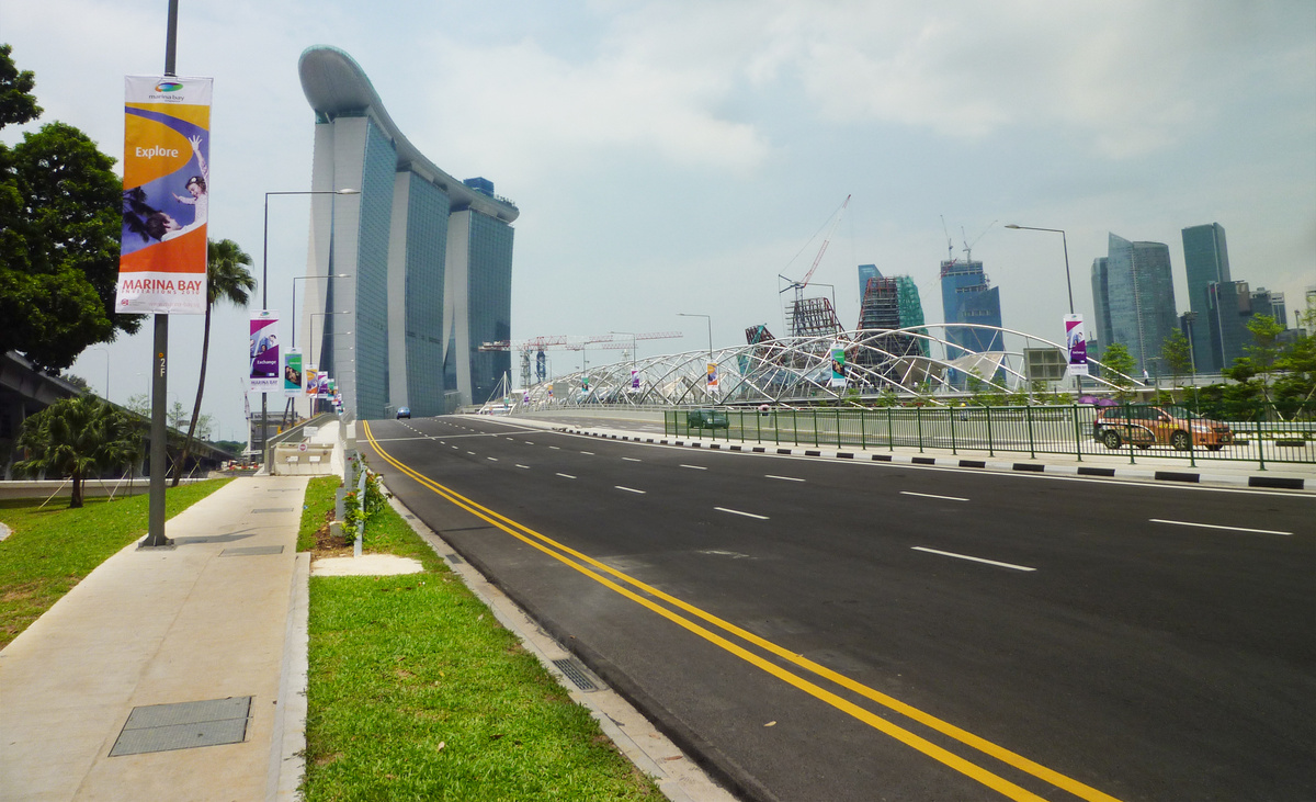Источник https://upload.wikimedia.org/wikipedia/commons/9/98/Marina_Bay_Sands_Hotel%2C_Bayfront_Avenue_and_The_Helix_bridge%2C_Singapore_-_20100510.jpg