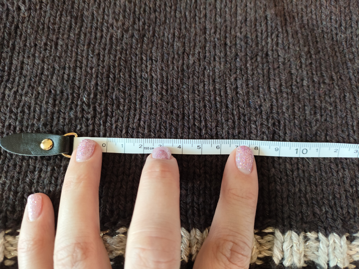 10 см. по горизонтали, для подсчета количества петель.