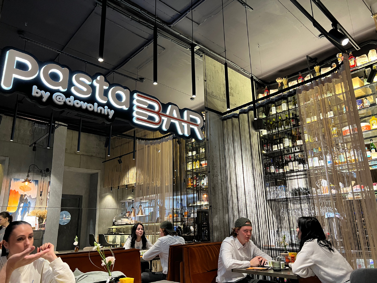 При этом практически все столы заняты 