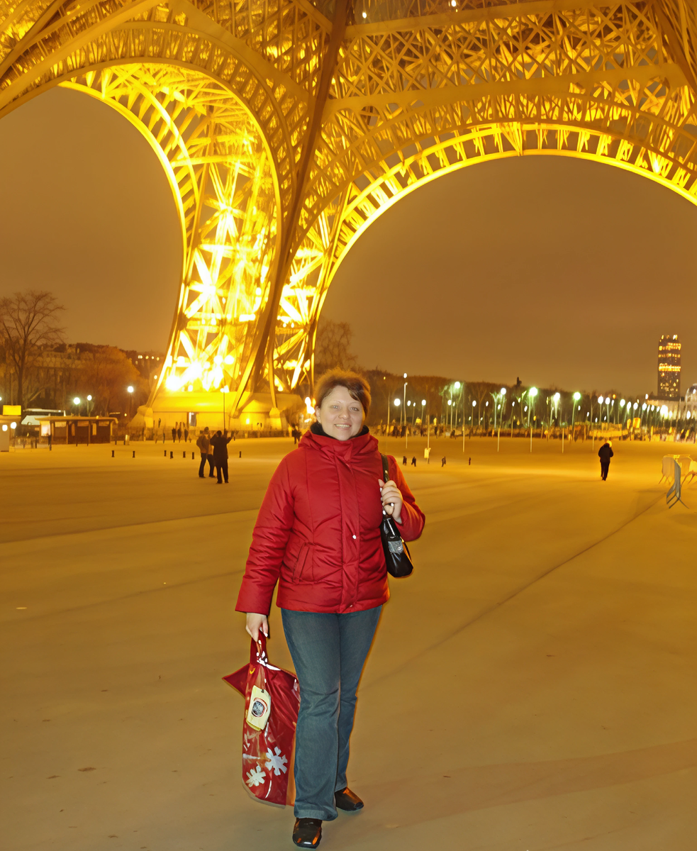 Я под Эйфлевой башней. Правда, это уже не первая, а вторая поездка. Фото из архива автора. 
