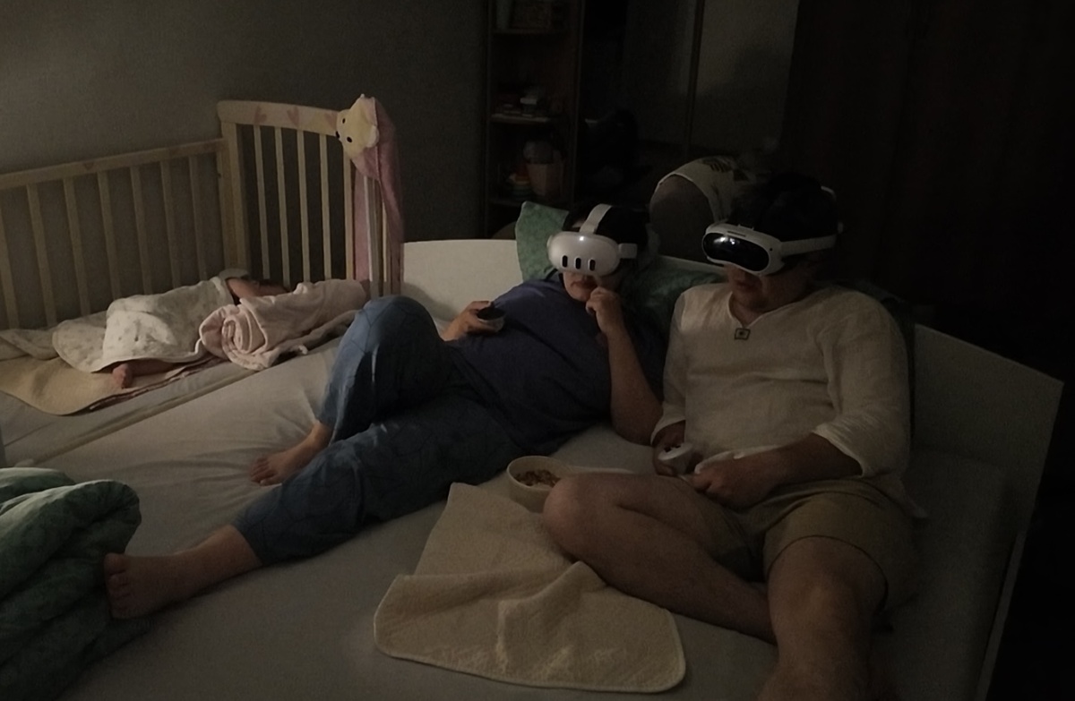 Уложили дочку, а сами - в кинотеатр!